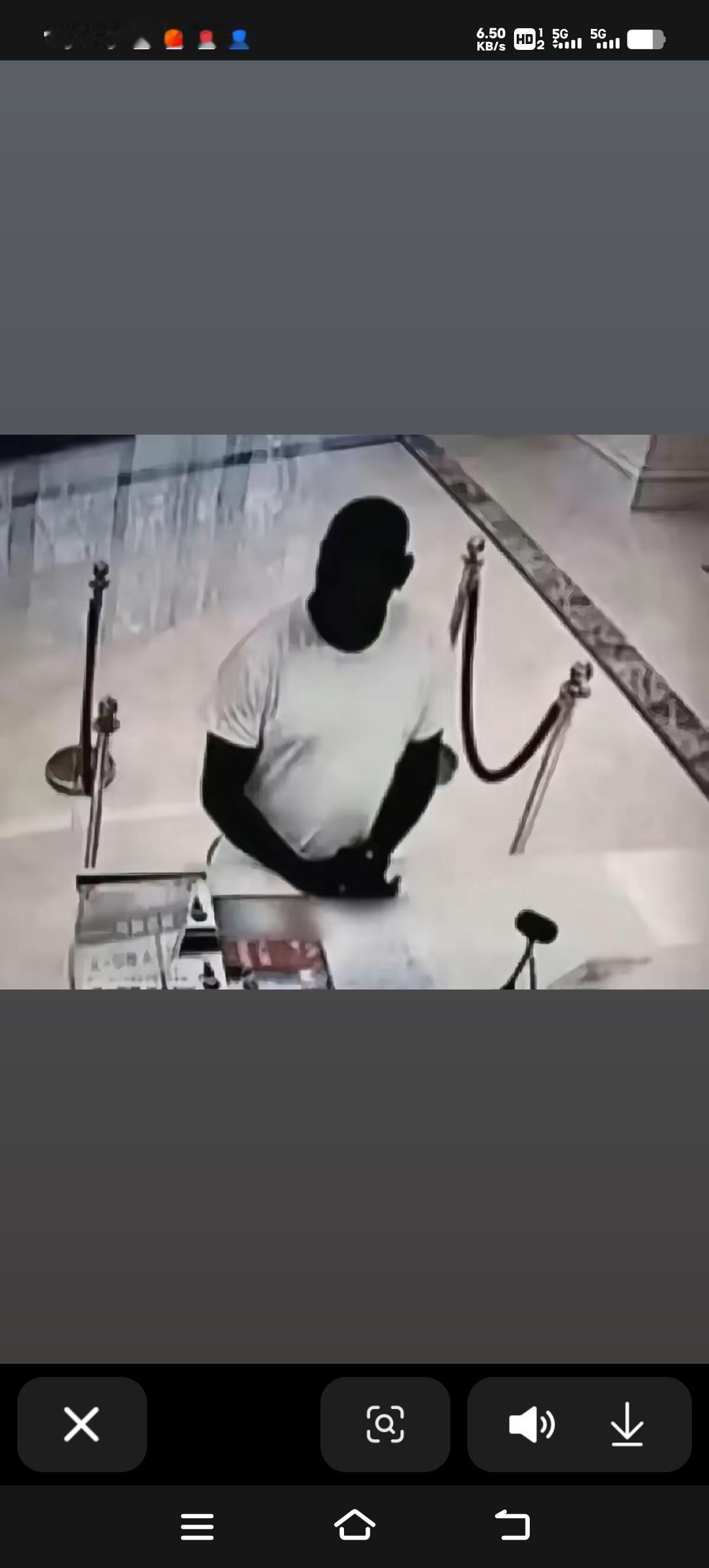 黑人夜闯女寝女生拼死反抗，学校沉默引众怒，管理漏洞何时休？黑人留学生半夜爬窗进