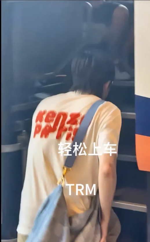 国乒落地北京，最令人动容的应该是这一幕，大头为了躲避代拍人员，早早的就上了