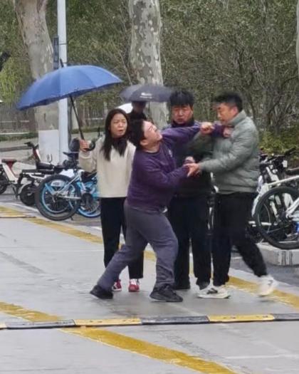 终于知道老师为什么要请杀哥吃汉堡了，原来杀哥已经不是第一次和老师发生冲突，有同学