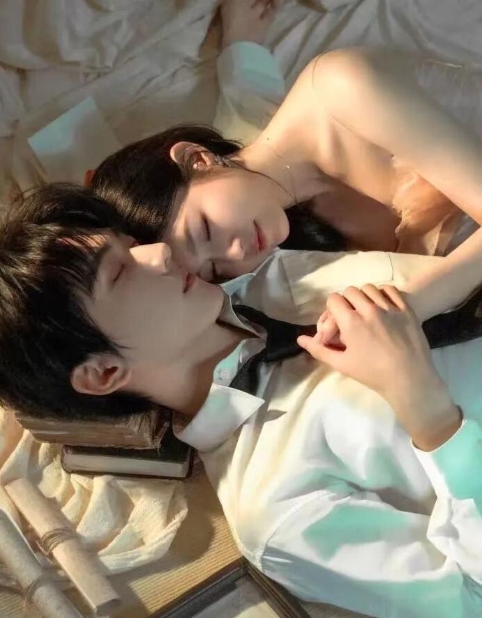 那年，陈妍希与陈晓一见钟情，比起他对赵丽颖的“含含糊糊”，他很痛快地跟陈妍希求了