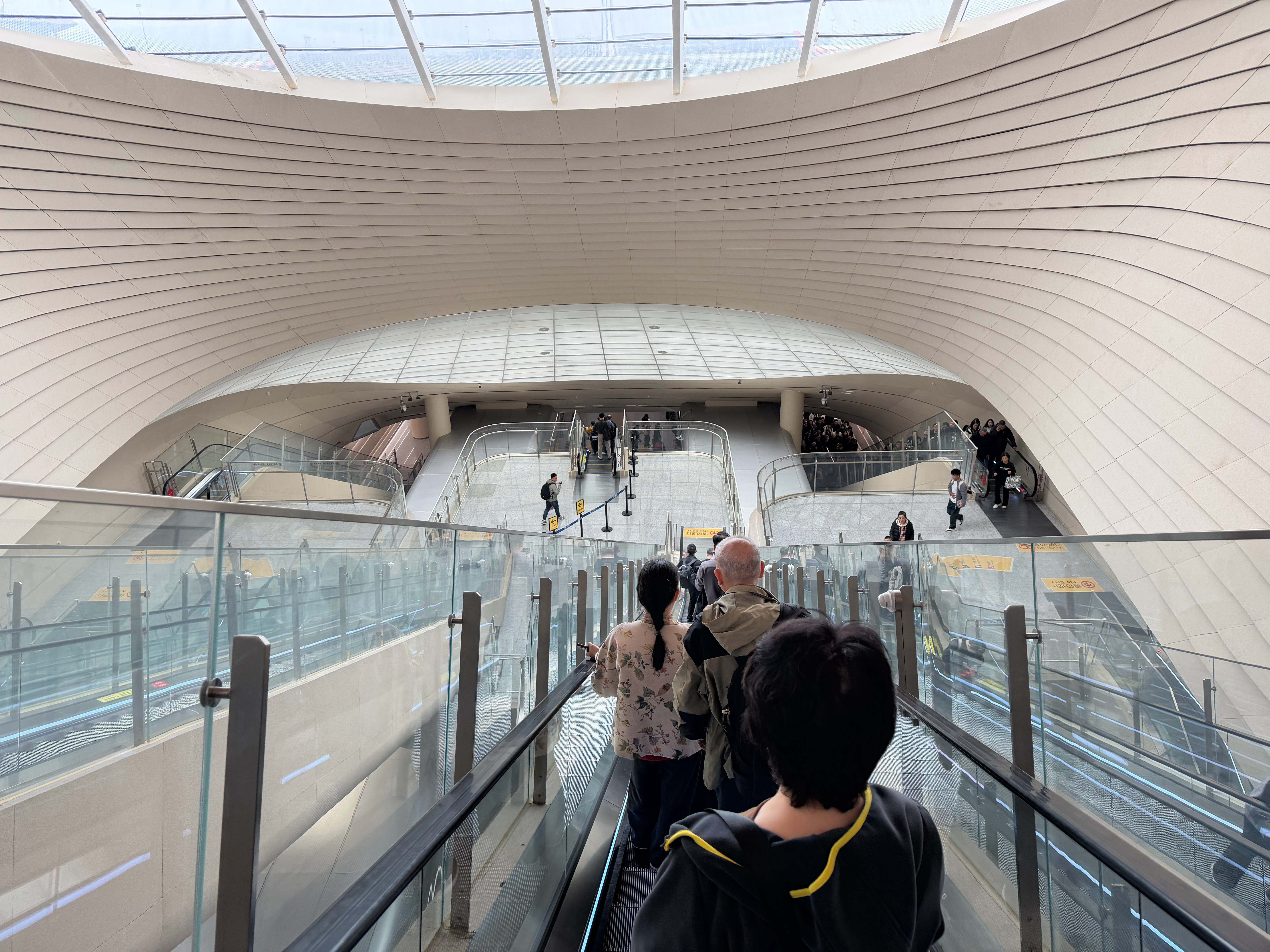 再也不掐点赶飞机了来往重庆这么多次，第一次碰到T3B航站楼的航班。T3B航站楼不