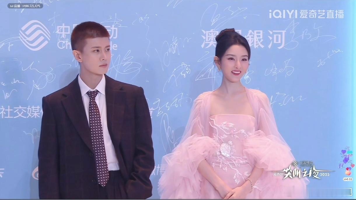 任嘉伦宋祖儿尖叫之夜红毯生图任嘉伦表情好严肃，全程和宋祖儿零互动，这就是已婚男