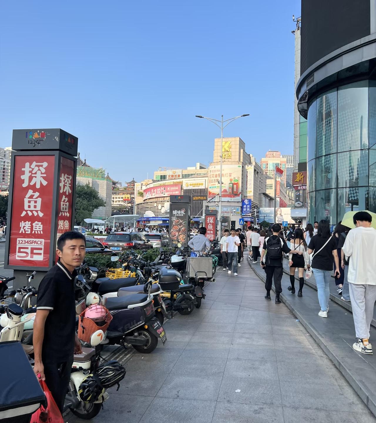 什么人一看就很穷？一个男人平常既不戴表也不戴项链，出门的时候一身素衣，永远都