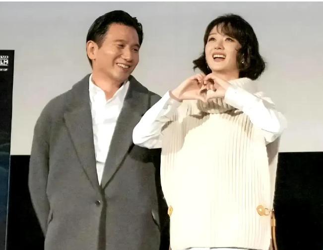 随着狗仔曝光的导演赵德胤持门禁卡出入赵丽颖家的视频，冯绍峰、林更新、吴可熙评论区