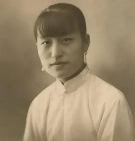 1961年冬天，周恩来在西花厅会见了蒋介石的前妻陈洁如。对方开口第一句话，便是哀