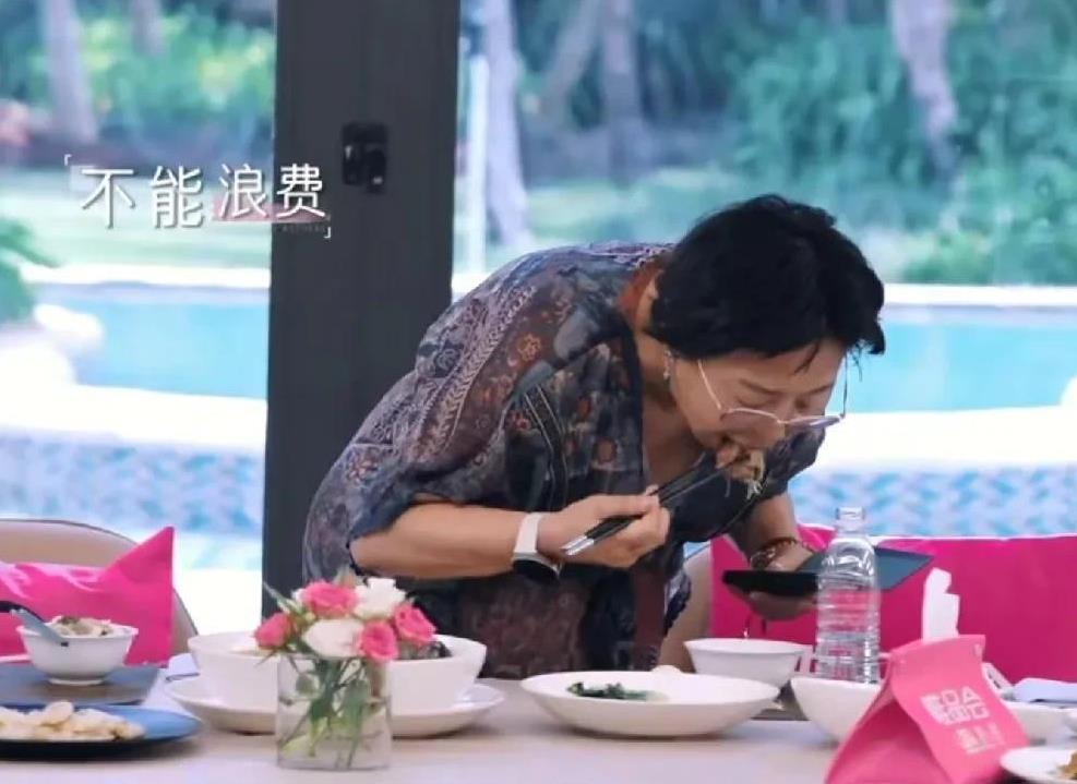 大家都吃饭结束后，黄圣依妈妈路过饭桌，看到自己碗里有剩菜立刻拿起筷子大口吃干净了