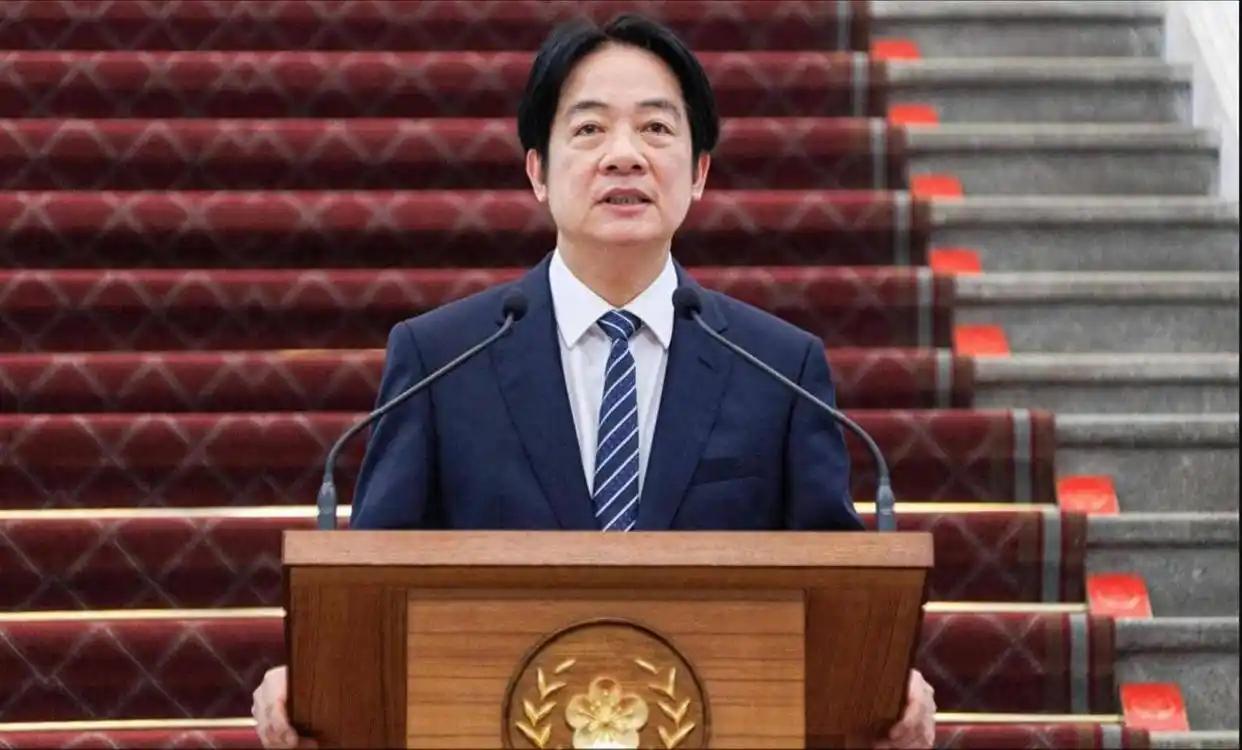 台湾问题的解决最近有了新路子，既不搞和平谈判，也不直接武力统一，而是让台湾自己扛