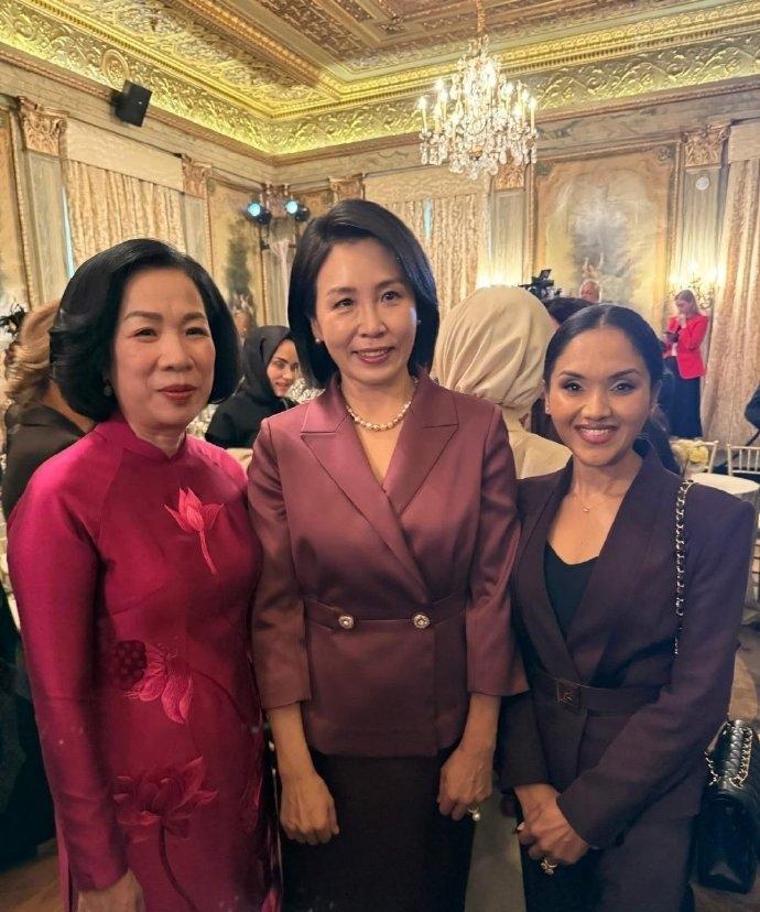 韩国夫人金惠景在纽约参加晚宴，一身酒红色上衣像新娘韩国第一夫人金惠景目前在纽约