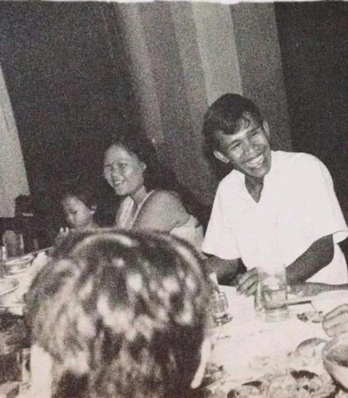洪森夫人年轻时长得不咋地，反而年老了气质还好一点。年轻时就是路人一枚，到老了终于