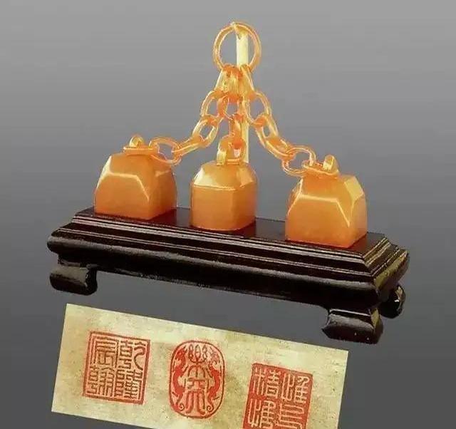 1950年，志愿兵出征朝鲜，全国人民纷纷捐款捐物。末代皇帝溥仪听闻，左思右想之后