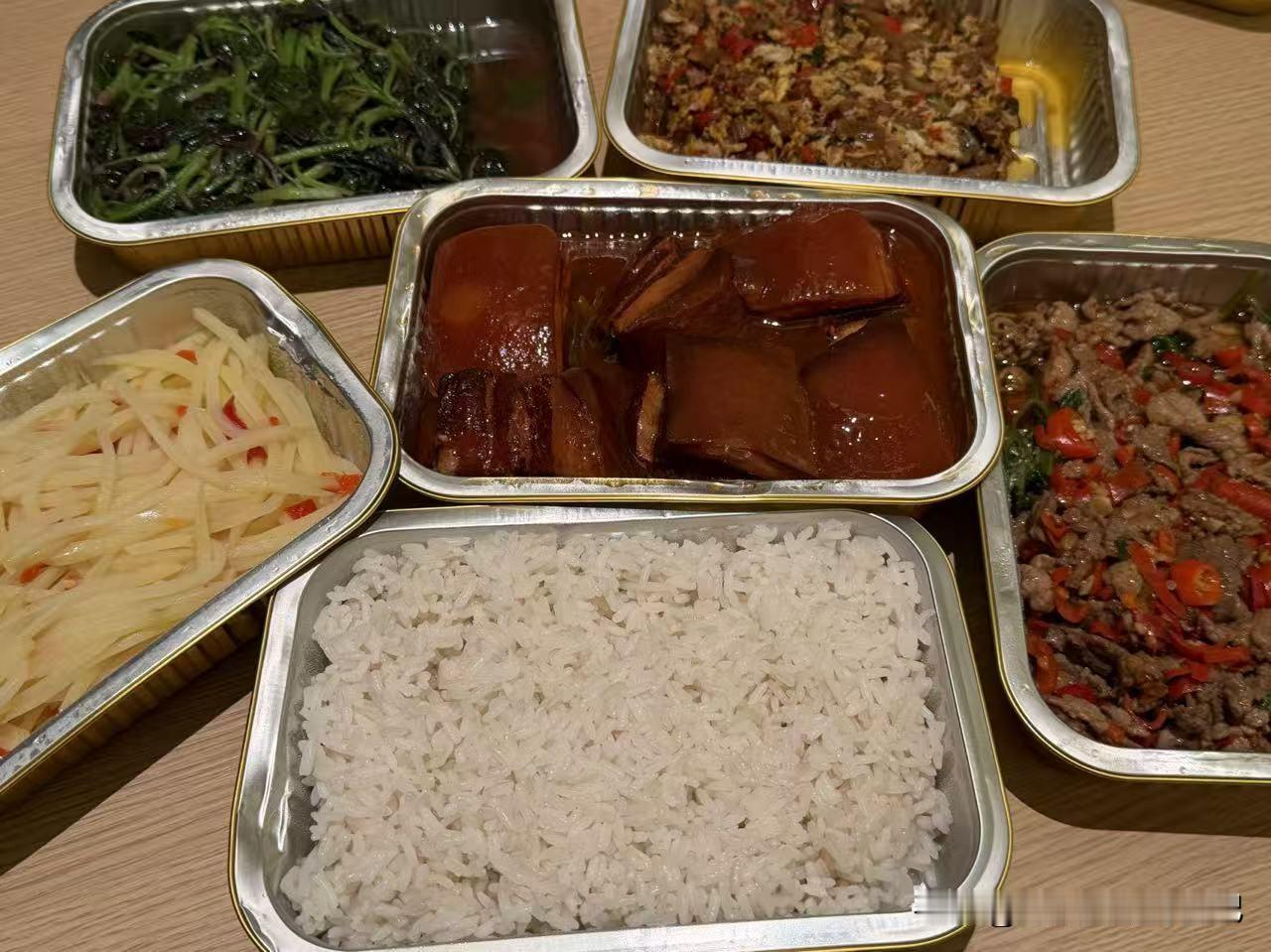 昨晚儿子到了长沙。终于不像在香港那样，点个外卖都不方便，这次可是开斋了，点了那么
