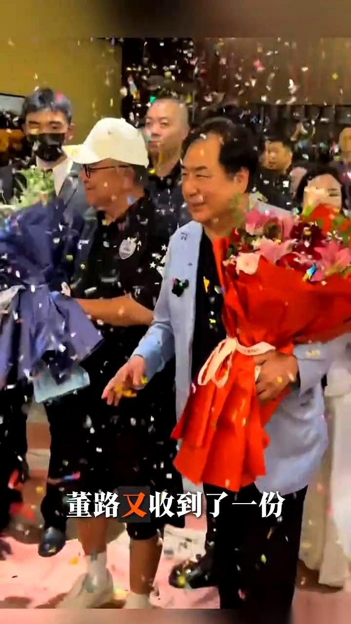 中国足球小将的庆功宴刚散，1500万的真金白银就砸上了桌面。赞助商李小华联合几
