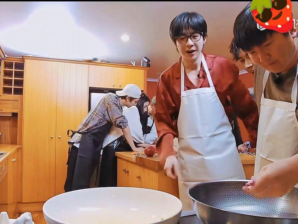 林一王玉雯体型差林一手臂圈住王玉雯林一王玉雯这个体型差，一把环住！