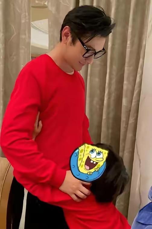 黄晓明给儿子花钱的方式，算是把“抓重点”这三个字玩明白了。没买天价学区房，