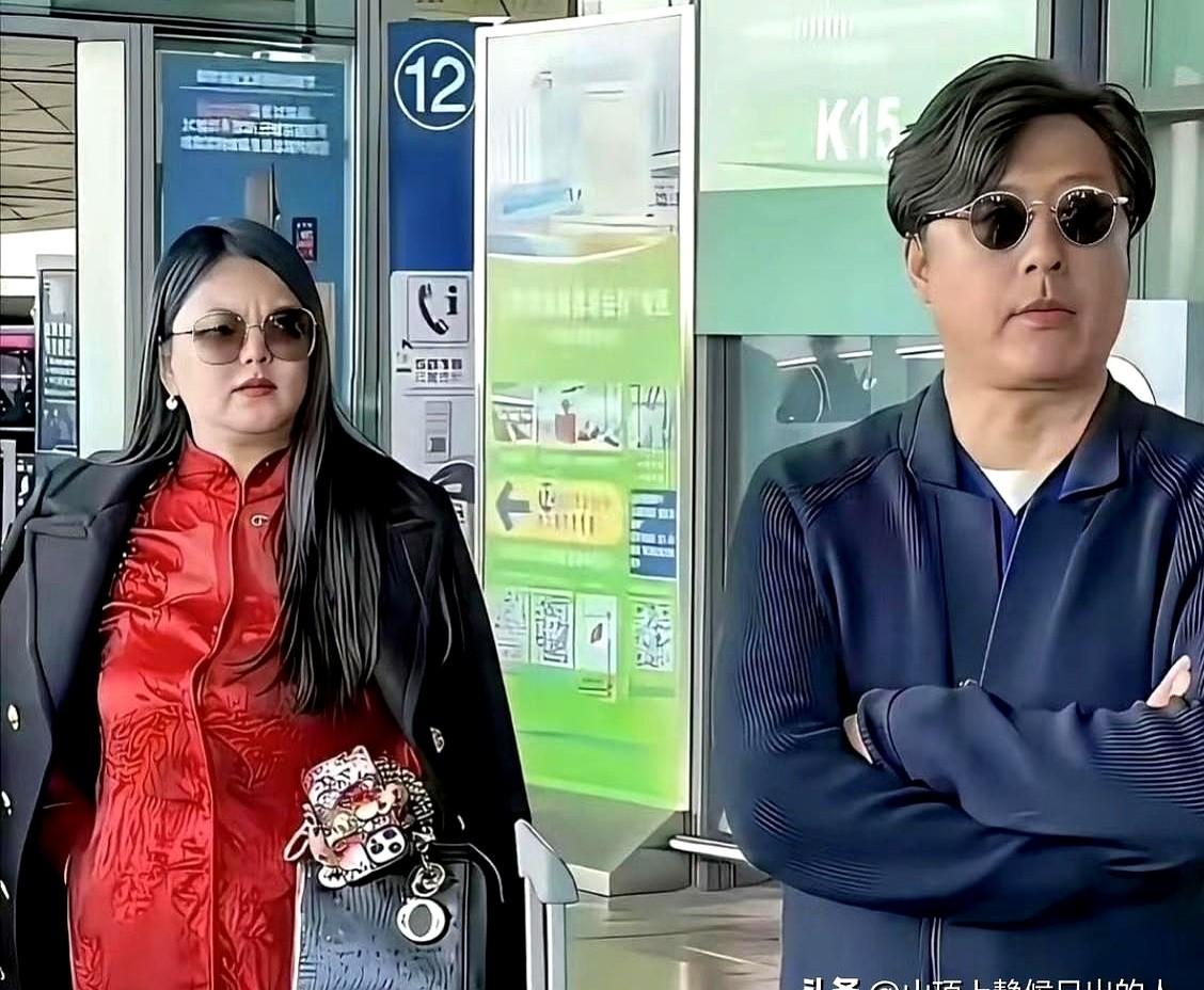 李湘和王岳伦，这十年变化真大。离婚四年后，他俩在机场被拍到，李湘一身新中式红