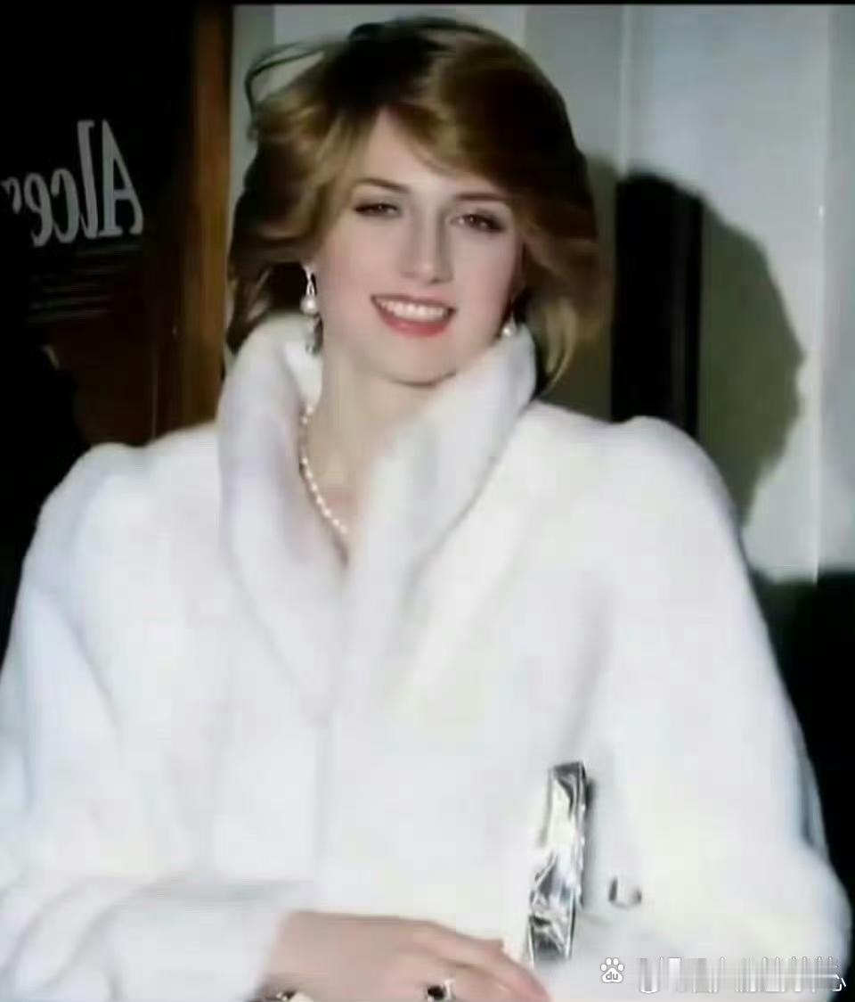 当年的戴安娜美的像天仙，不明白查尔斯为什么不爱？