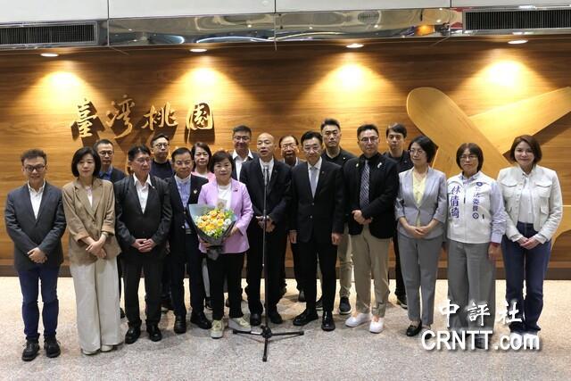 韩国瑜结束访美后抵台，国民党13名“立委”前去接机台“立法院长”韩国瑜27日深