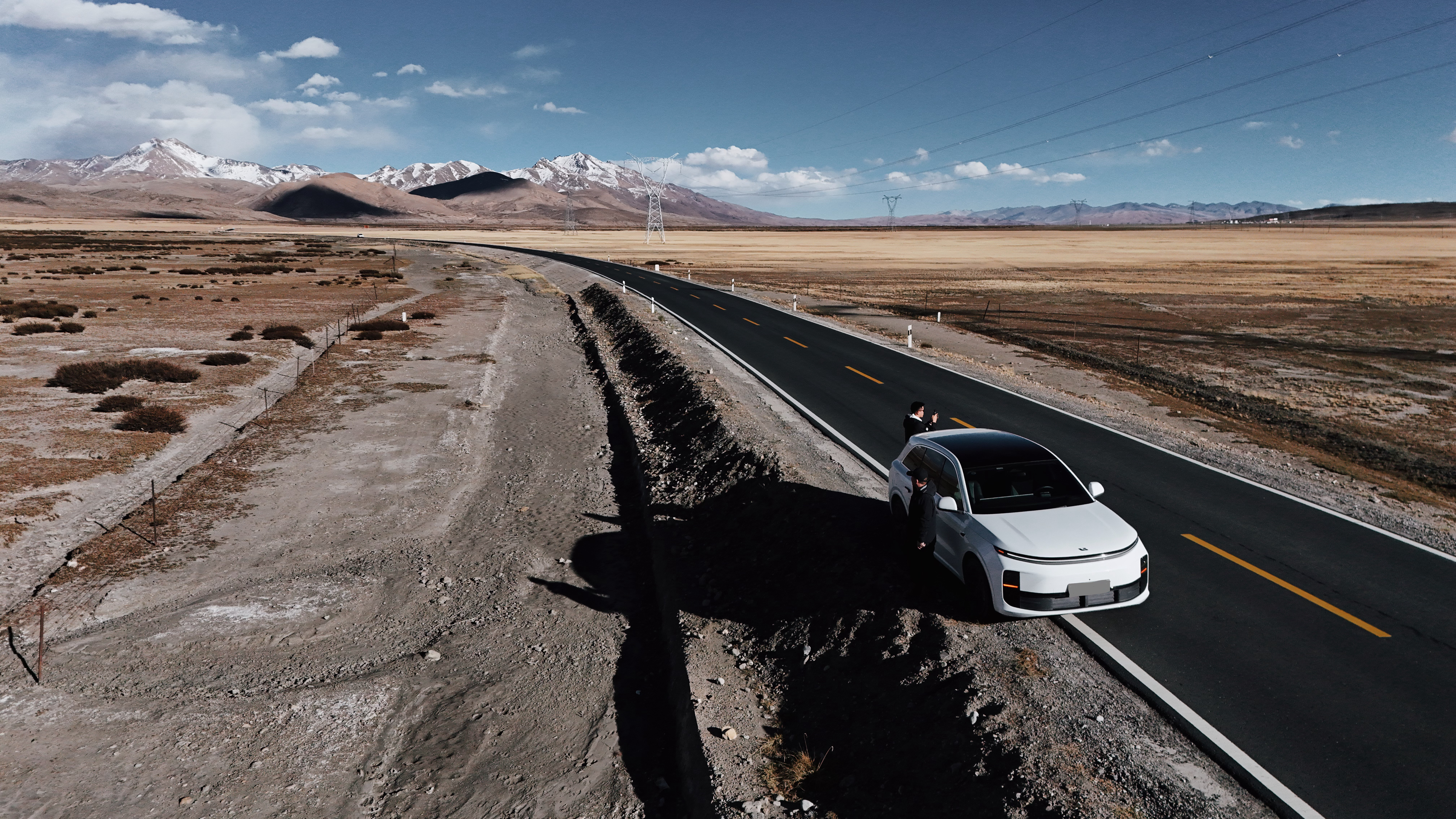 早上看到在阿里的朋友发来的照片，已经开始下大雪了，无人区天气真的是多变，我们去的