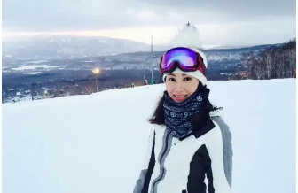 李嘉欣一家三口日本滑雪被偶遇!11岁儿子帅照流出这基因简直封神