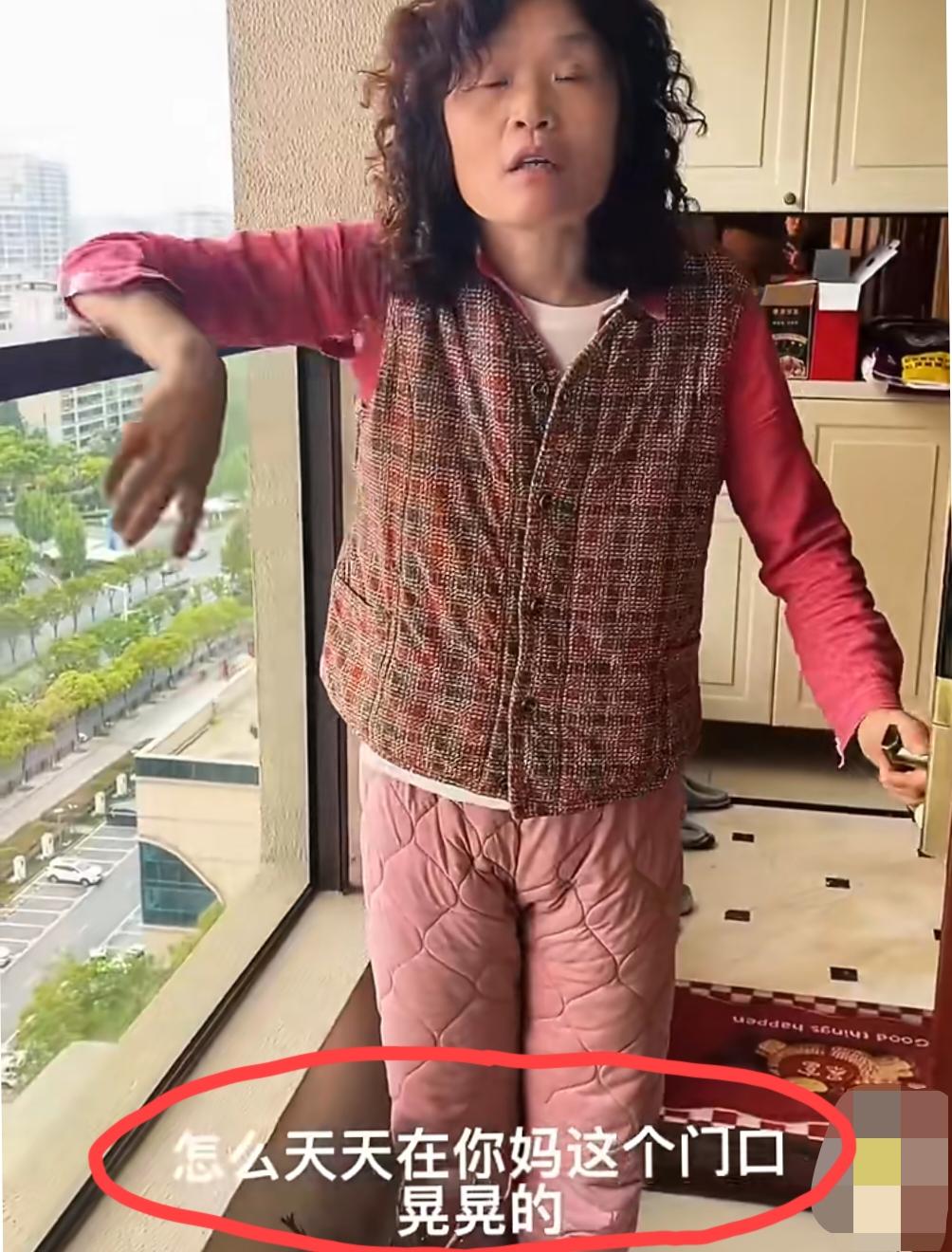 安徽，网友发视频吐槽：邻居的丈夫天天搬个小板凳坐在家门口抽烟，还装了摄像头对着我