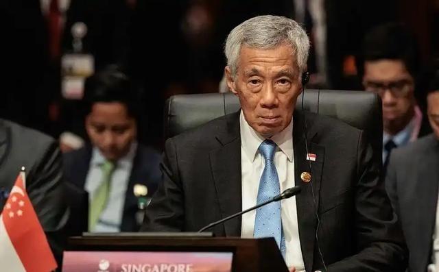 川普为何变“聪明”了？很有可能躲在川普背后的那个“暗鬼”就是新加坡。因为中国海