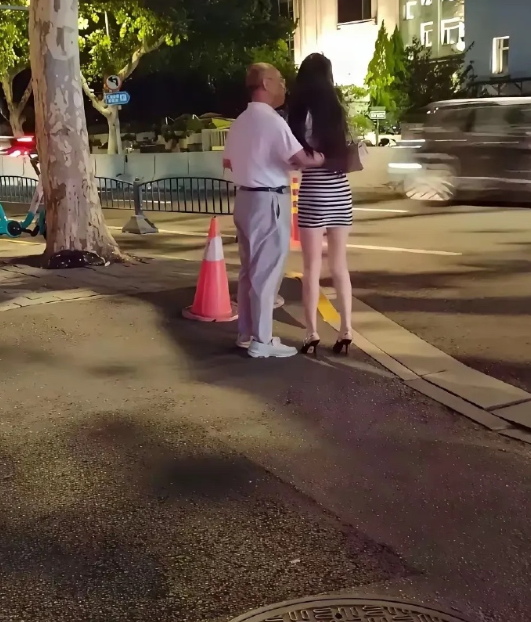 深夜的对视会不会是长发男人​​​[笑着哭][笑着哭][笑着哭]