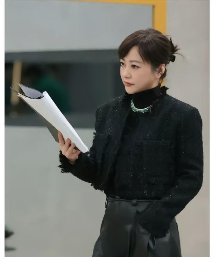 查了一下郝蕾，难怪她敢开29800一期的培训班！原来她居然还有这么一层背景……