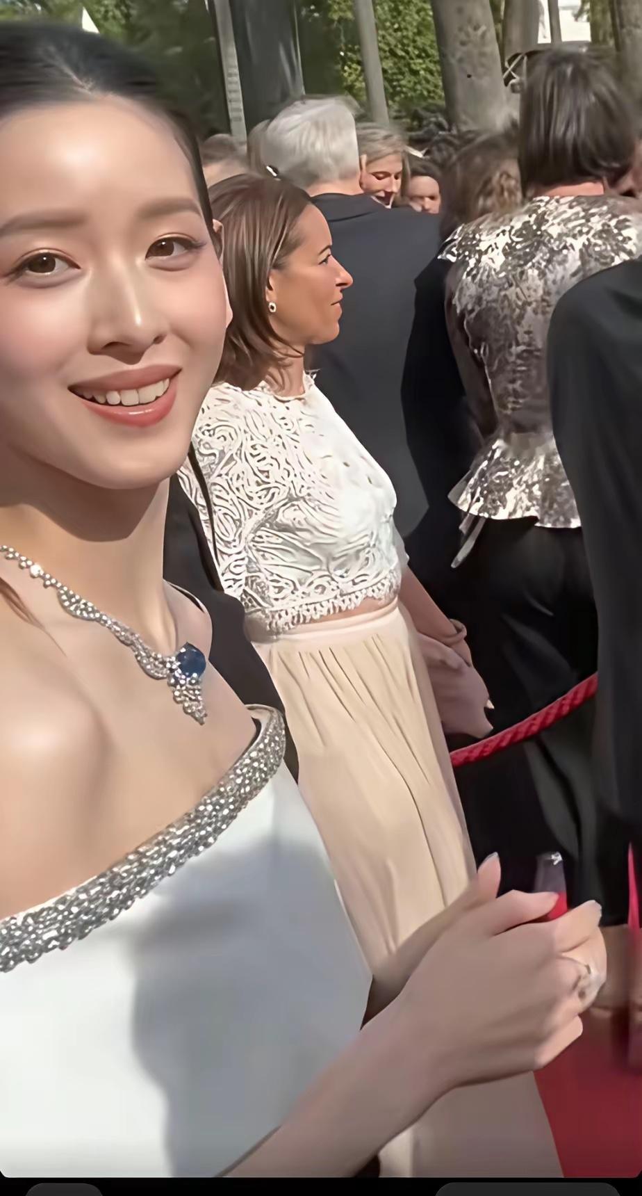 钱这玩意儿真养人章泽天还是那么好看，比很多明星都好看！