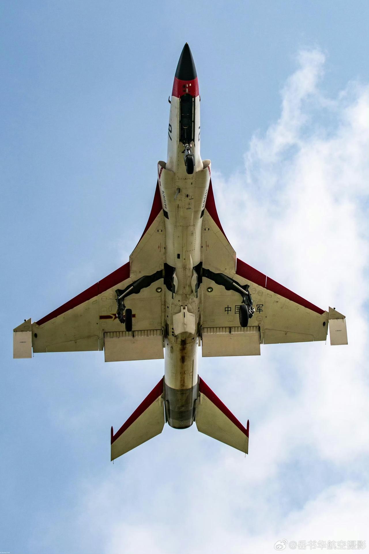 “海山鹰”教练机的最新改进型号在机翼翼尖加装了减速板，取代了传统布局中的机身后下