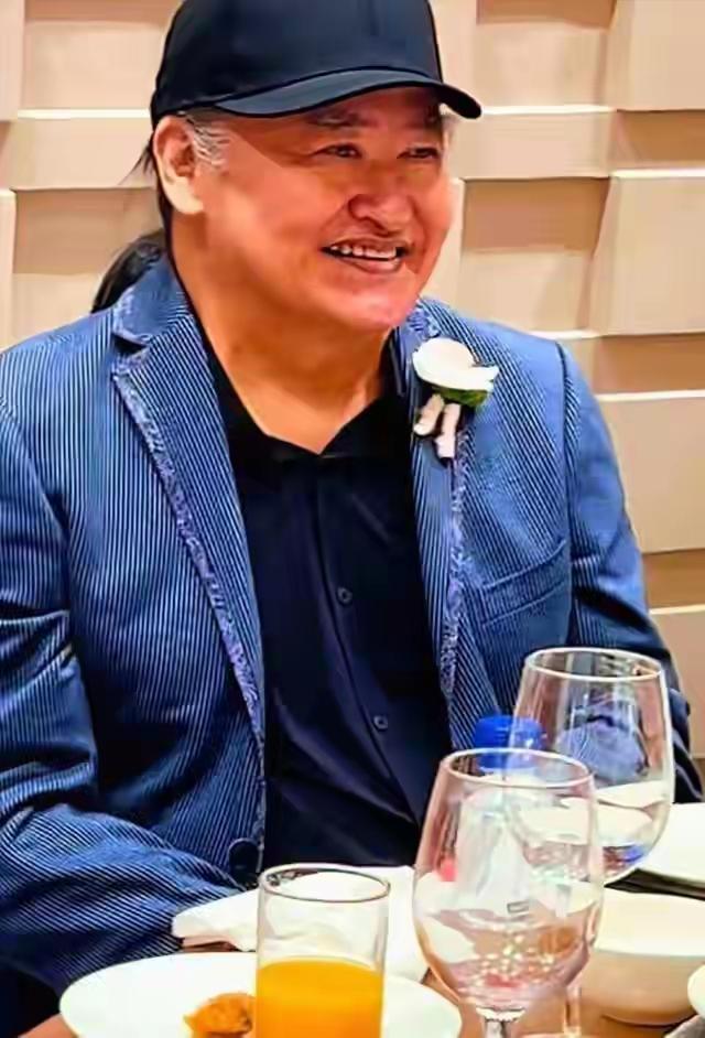 从女儿刘一丝的婚礼可以看出，刘欢一家已经活到某种境界了。新娘一头红发，好像还露出