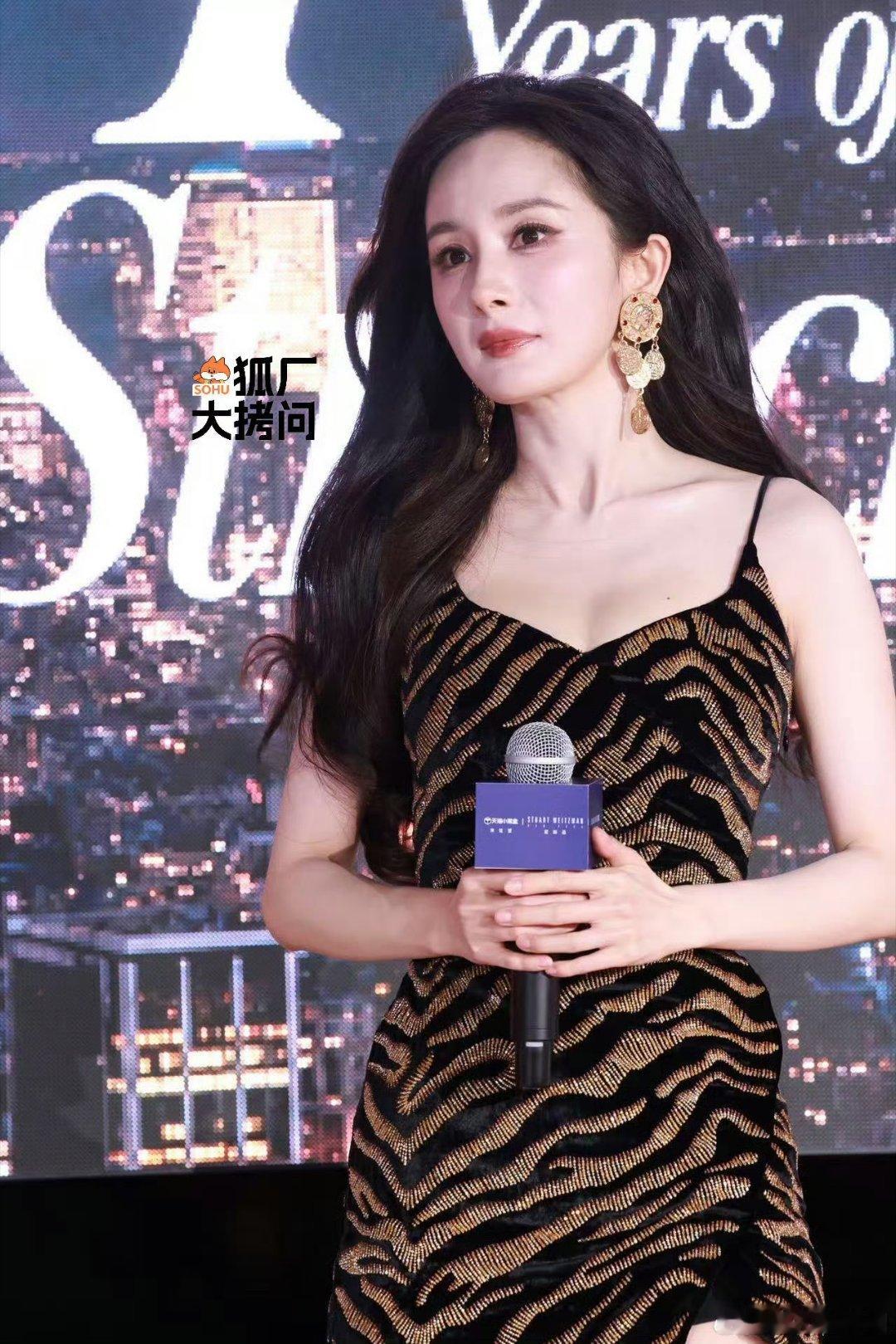 杨幂SW晚宴狐厂生图40岁的面部状态配上豹纹短裙，效果怪怪的​