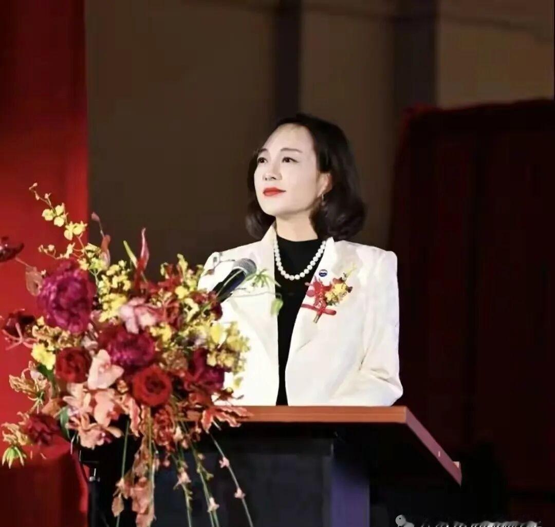 她管过银行，管过茅台，现在管着贵州上千亿的国资盘子。但真正让她在体制内站稳的，