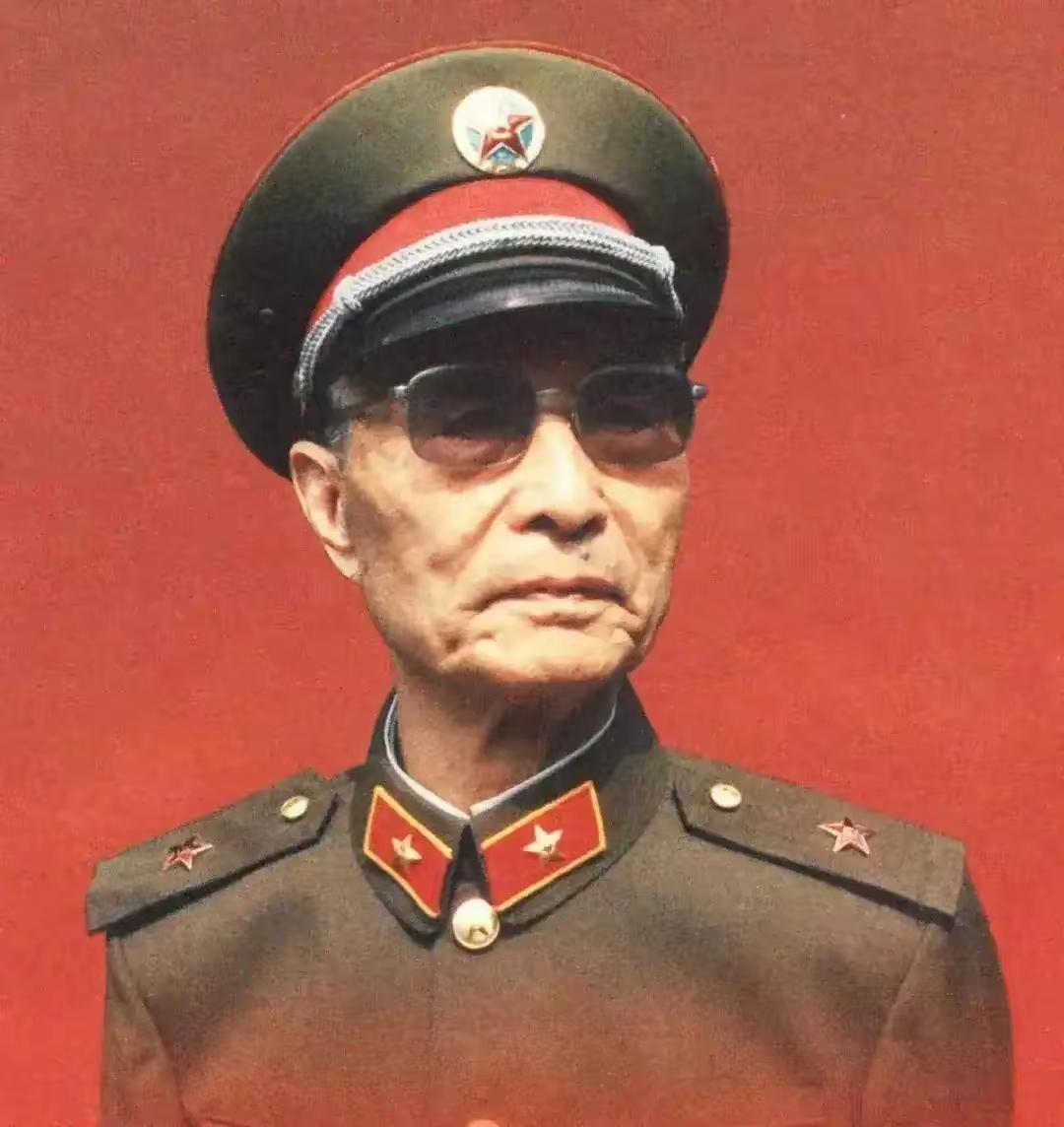 1964年，张爱萍去酒泉基地视察，敏锐的他突然发现，有几个战士的背包是斜挎着的，