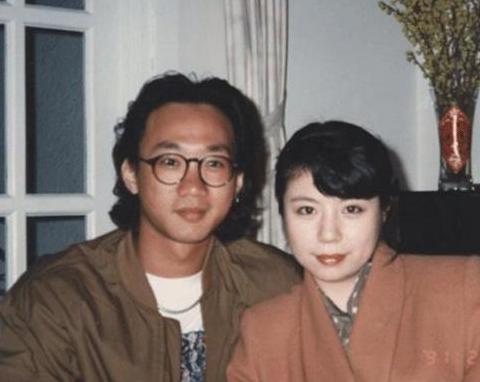 1993年，31岁的黄家驹意外离世，分手两年的前女友林楚麒，突然跑来以未亡人的身
