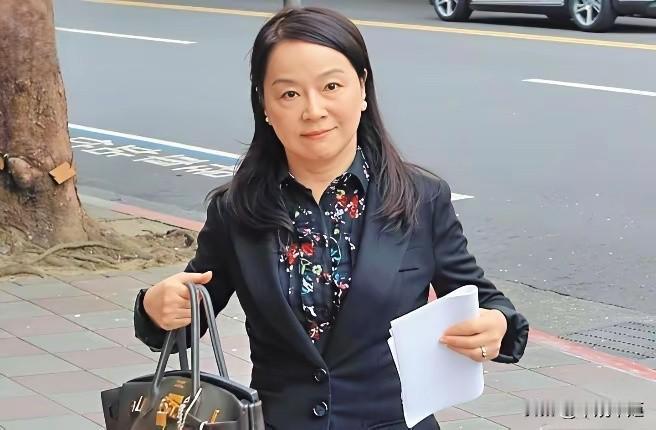 台媒体人周玉蔻今（13日)在脸书发文叫嚣，那个中国立委李贞秀（陆配）今天竟然“踢