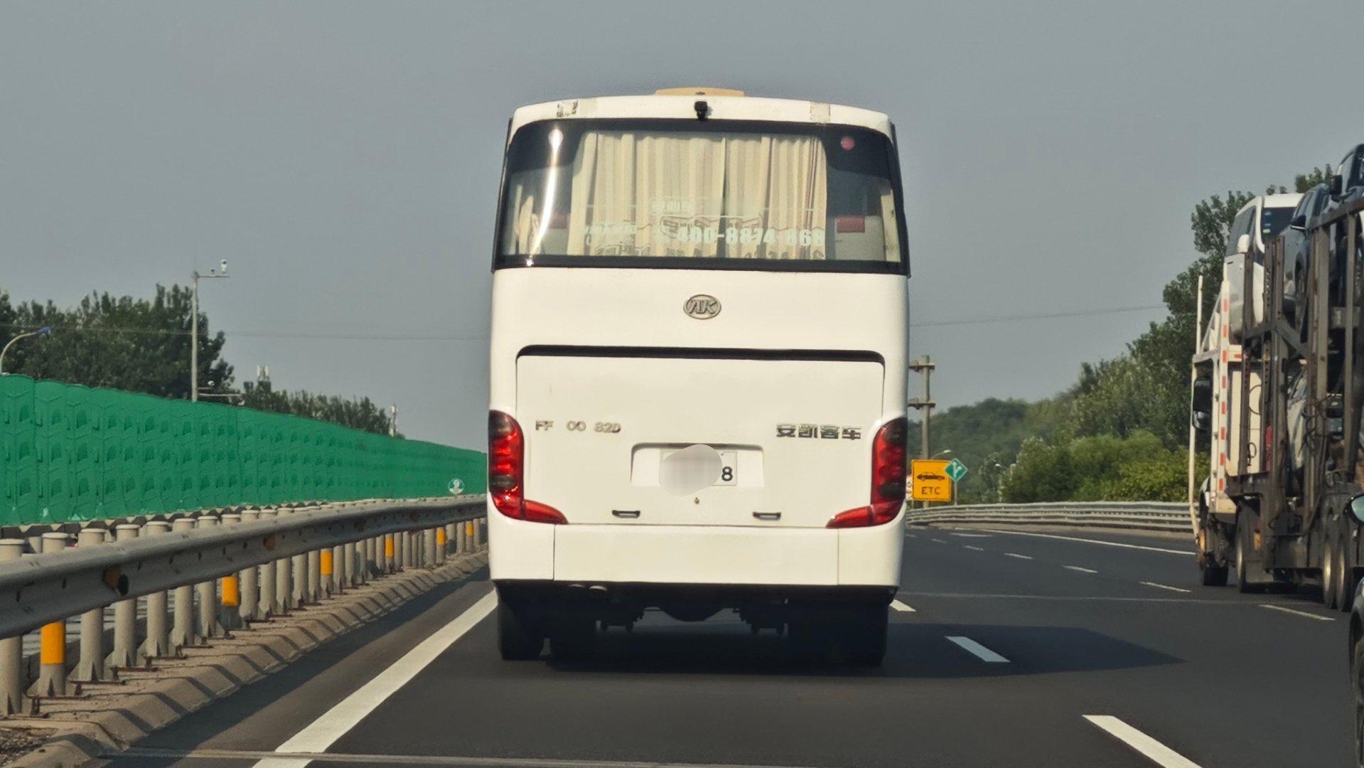 头一次在路上看到白牌的大客车[捂眼睛]​​​