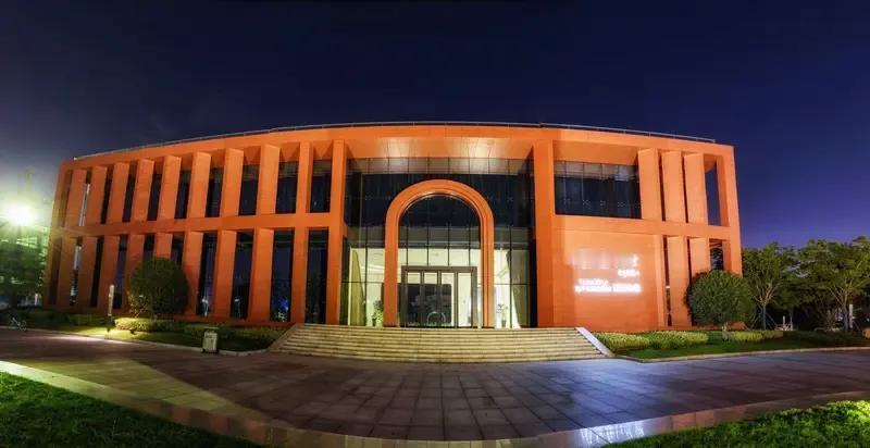 我们学校的校长爱开会，老师意见很大。比如今年暑假里，学校已经召开了两次全体教师