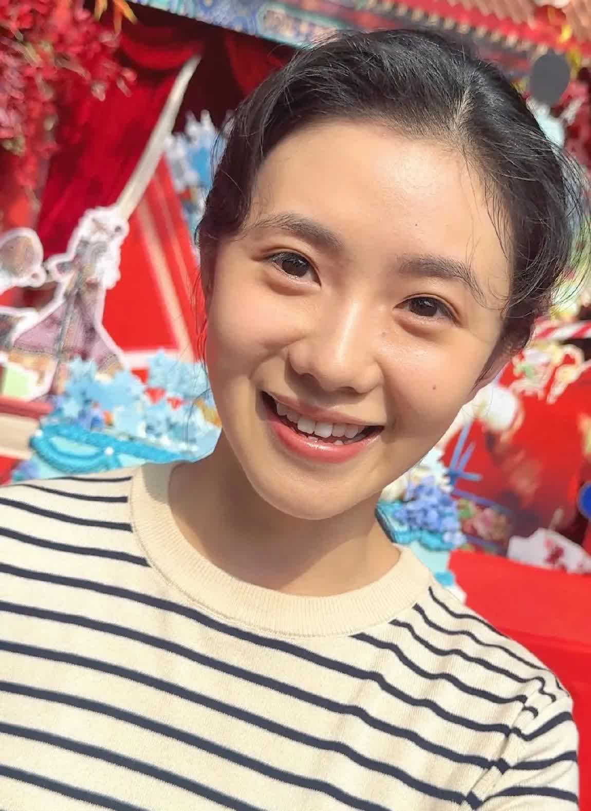 刘浩存怼脸拍生图，发型有点老气，但笑容好甜好纯啊。