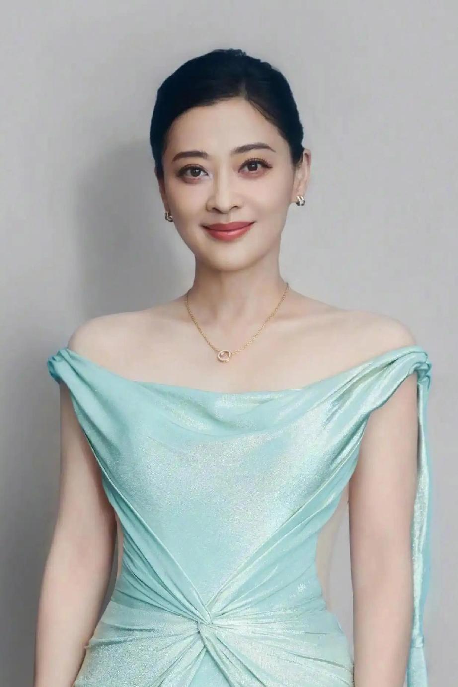 主持人问梅婷:“你在家里做过家务吗？”梅婷摇头:“没有，他从来没有要求过我做