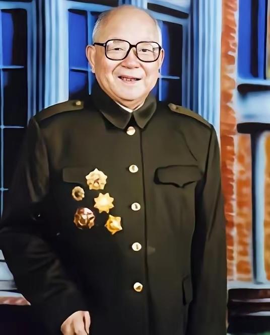 图中的人物是谭友林（1916-2006），湖北江陵人，是一位开国少将。传奇经历