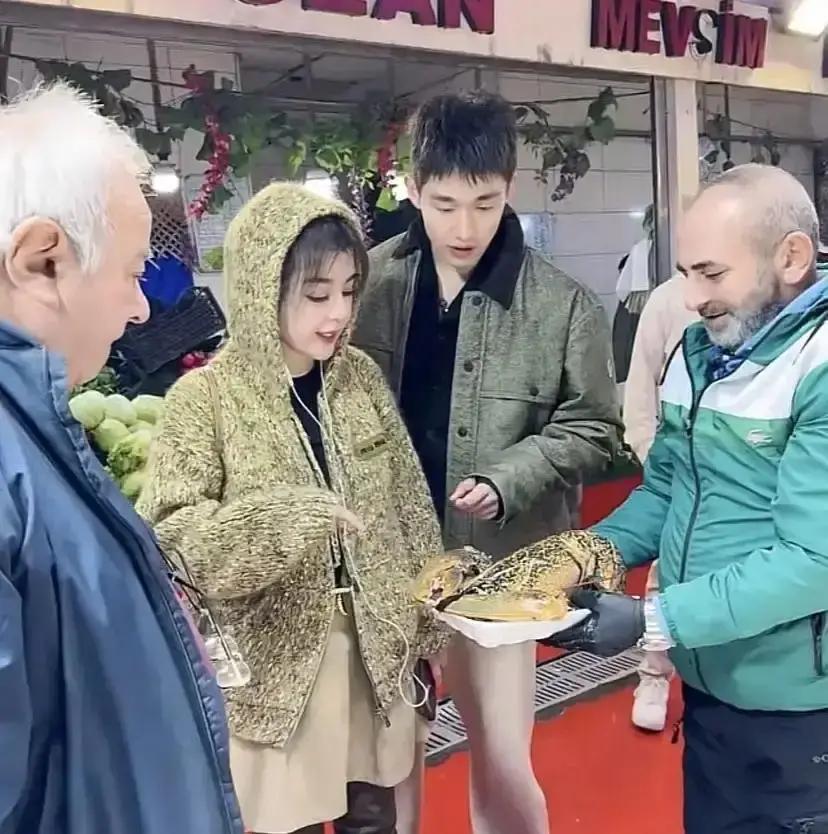 别再心疼那个巴西男孩了，他可能是全网最贵的“免费”劳动力。看最新直播切片：