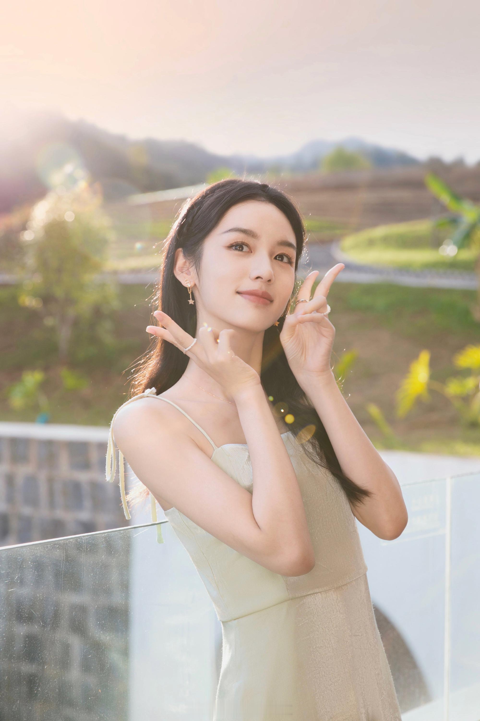 周也纯色吊带甜美写真