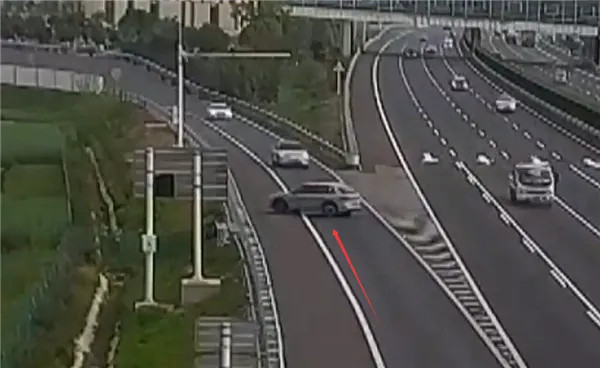 “我必须要充电！”女子第一次开车上高速， 电量不足变道失败后
