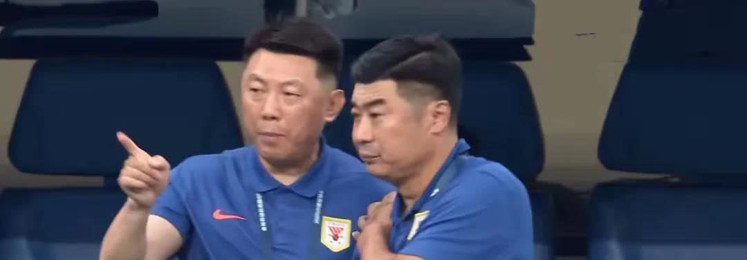 山东球迷快被气炸了！克雷桑拿顶薪3个月0进球，郑铮37岁被19岁小将遛弯