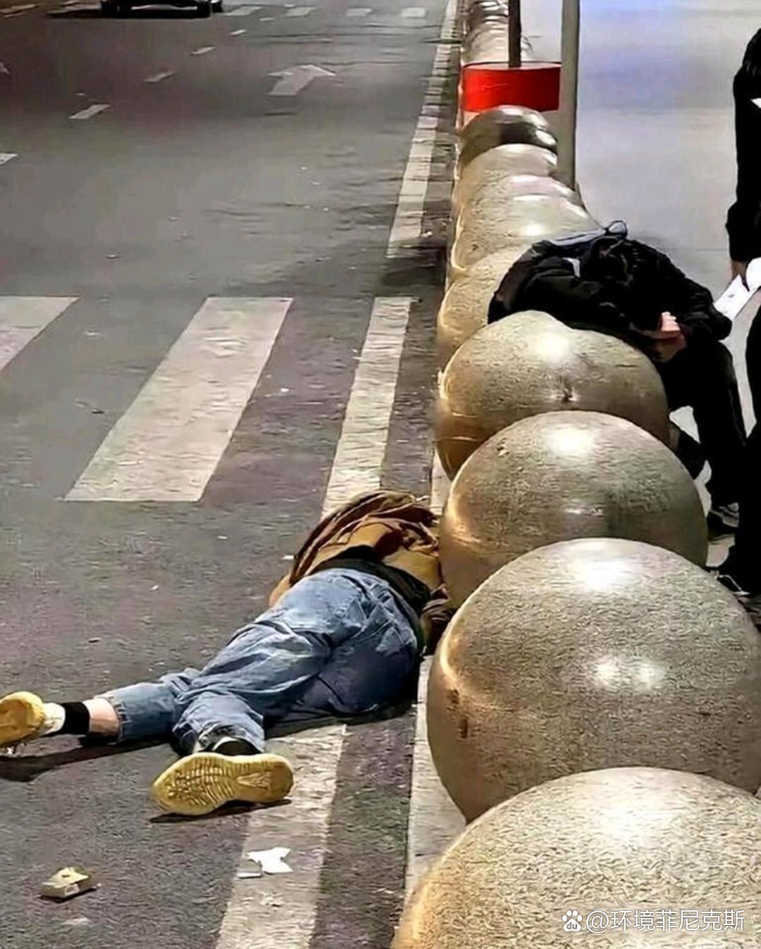 商丘一名28岁小伙子酒后鼓起勇气，给31岁的女上司发去消息：再扣我工资，我就娶你
