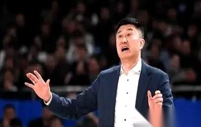 赢了。球是赢了，但杜锋差点把更衣室给掀了。听说赛后直接就炸了，指着鼻子骂，说