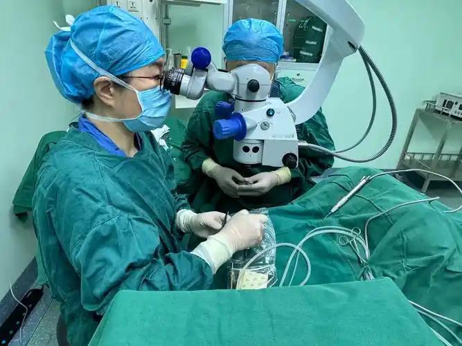 56岁的陈阿姨，做完白内障手术那年，眼睛好得像年轻人一样，结果3年后，一只眼突然