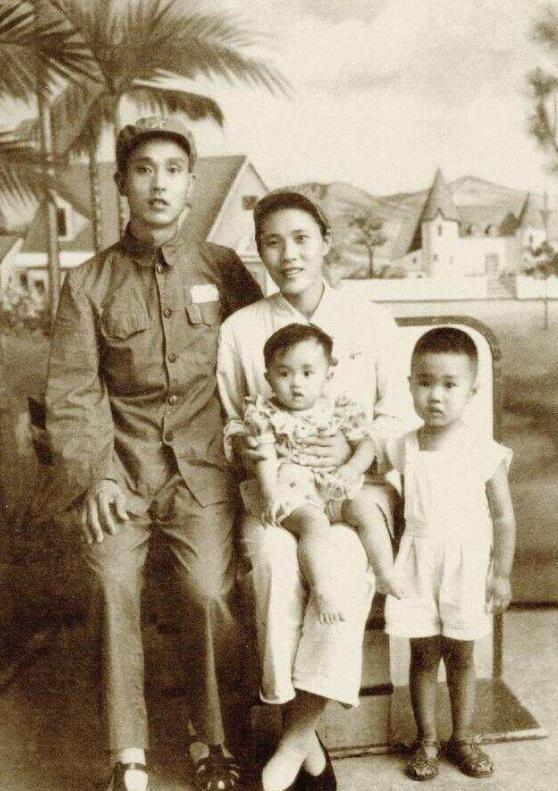 1947年，30岁的解放军师长周志坚，迎娶19岁的女护士，谁知新婚当夜，周志坚却