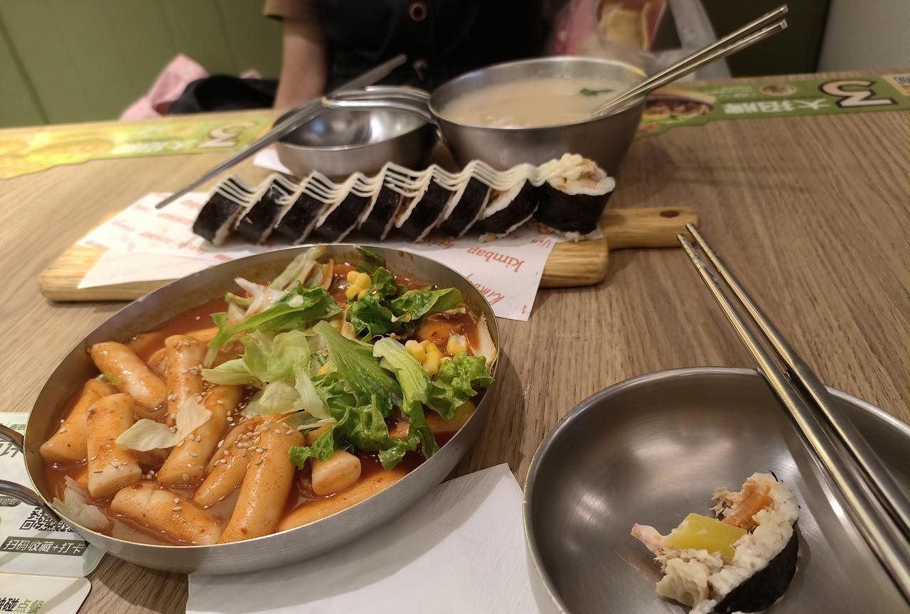 为什么韩国紫菜卷，酸菜汤，和日本泡饭，里面全是是年轻人，而炒菜喝酒吃肉大喝酒店年