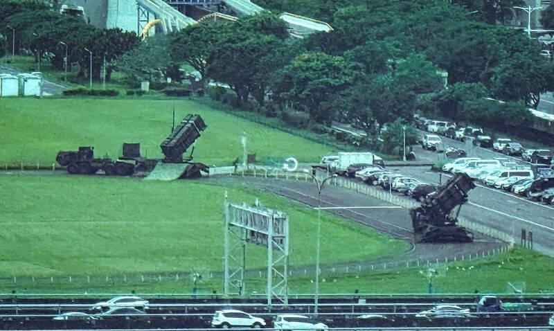 伪台蛙军汉光41号军演第三天，“爱国者”防空导弹系统机动至台北松山机场东侧的观山